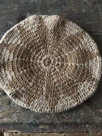 Béret artisanale en vigogne – beige et blanc
