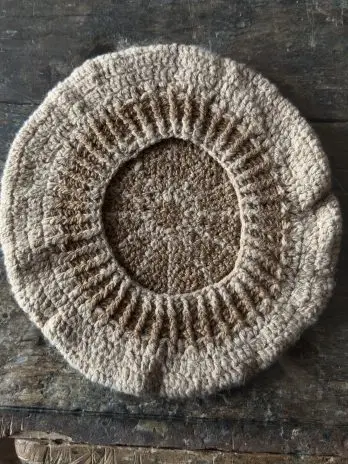 Béret artisanale en vigogne – beige et blanc