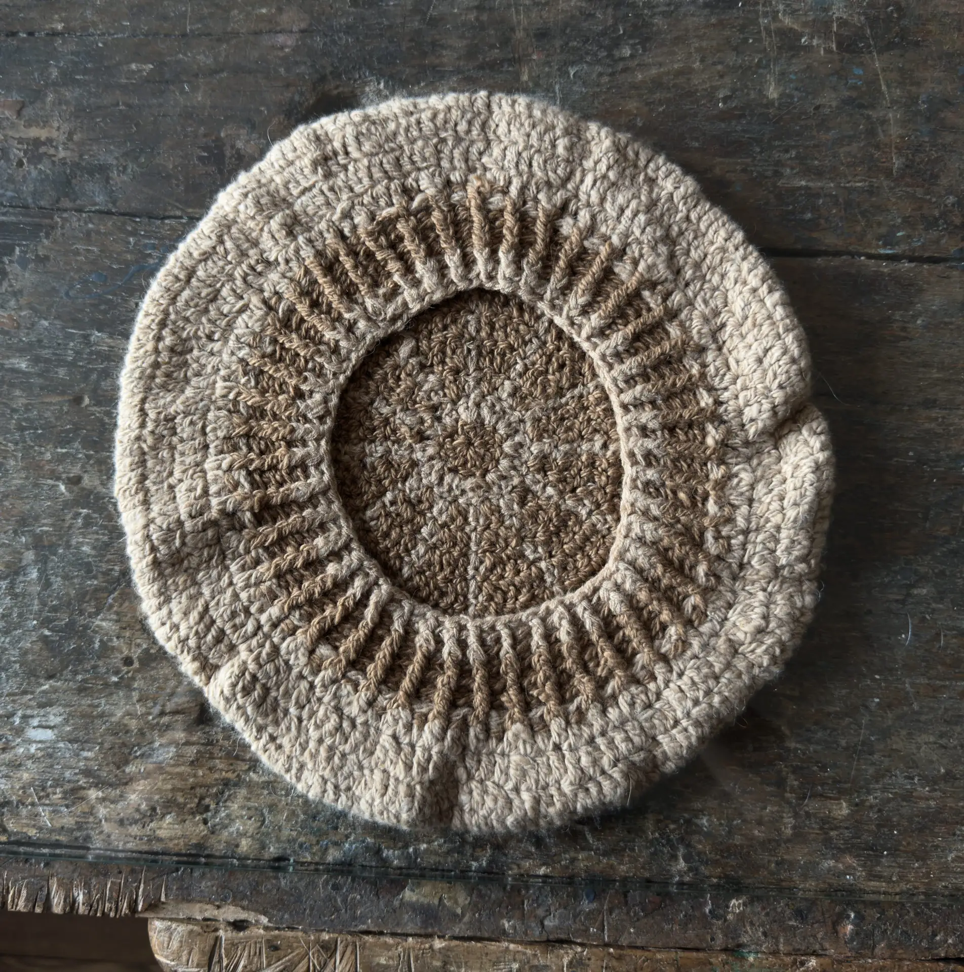 Béret artisanale en vigogne – beige et blanc – Image 2