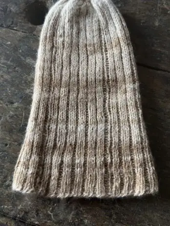 Bonnet artisanal en vigogne – beige et blanc