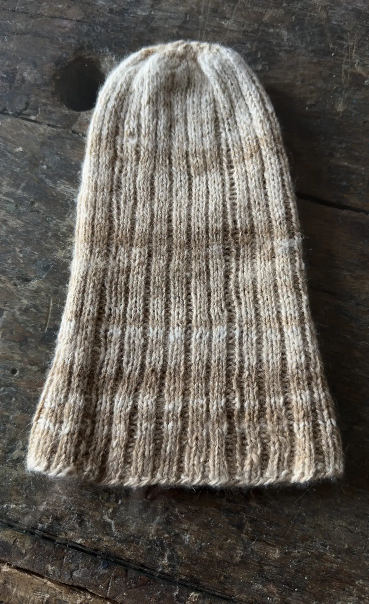 Bonnet artisanal en vigogne – beige et blanc – Image 2