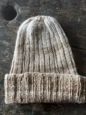 Bonnet artisanal en vigogne – beige et blanc