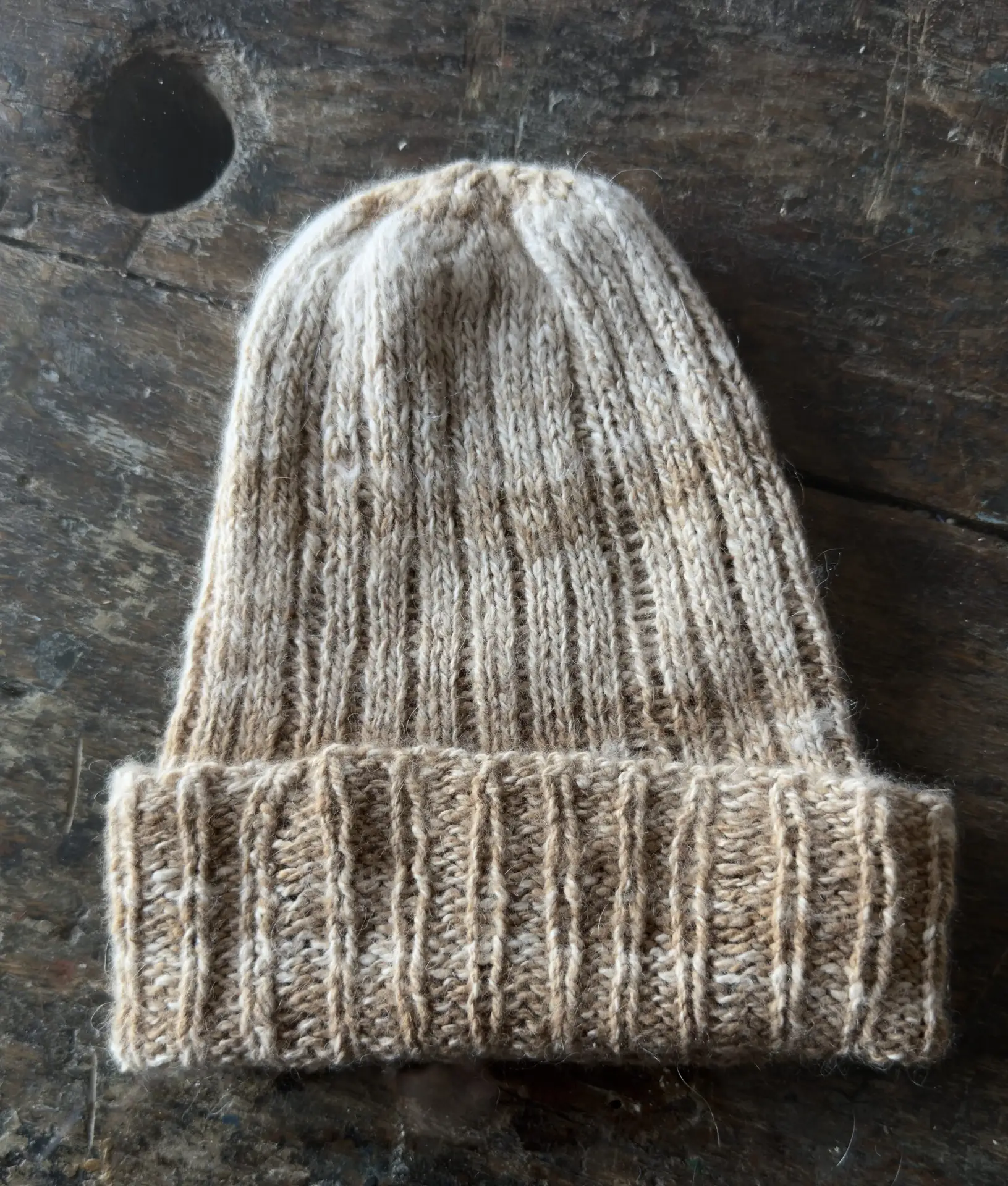 Bonnet artisanal en vigogne – beige et blanc